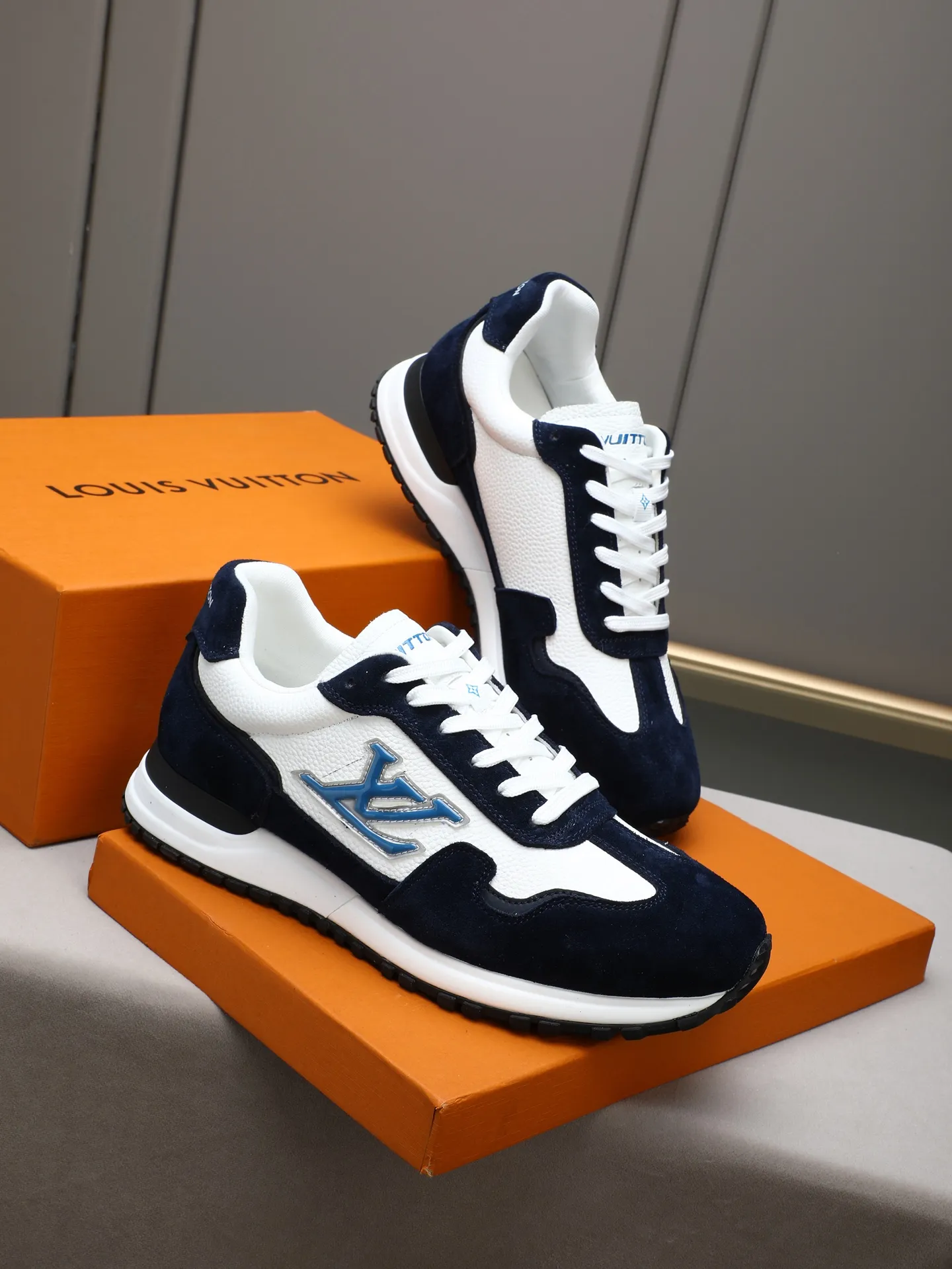 PP600 Louis Vuitton LV Run Men's Sports Shoes LV Run men's sports shoes are made of cowhide leather, low-key and luxurious. The tongue and heel are embellished with classic logos, giving it a full sense of hierarchy. The rubber sole has strong grip and wear resistance, suitable for daily wear or light sports scenes, and has a full sense of quality🎬size: 39-44 (customized at 38.45.46)